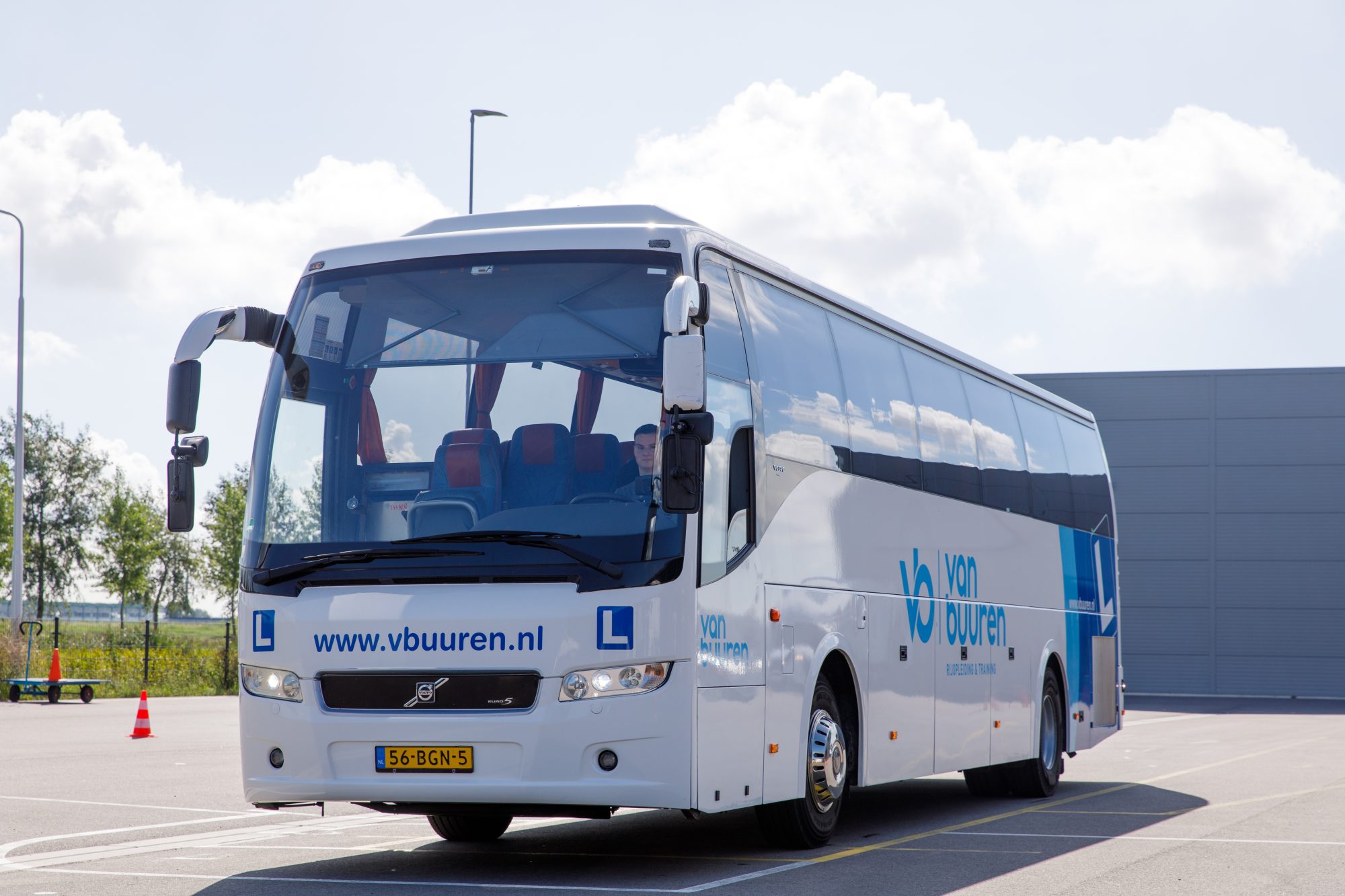 Bus leerling op het terrein